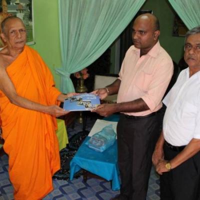Nuwara Eliya Dirc Members Meet A Buddhist Monk And Hand Over A Book On Success Stories